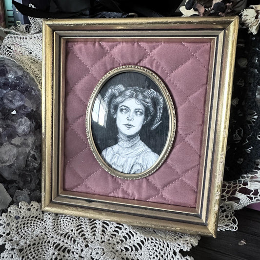 Jezebeth in Quilted Vintage Frame